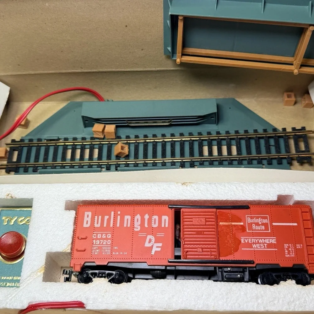 Vintage Tyco HO Scale Freight Unloading Box Car Set (No. 930) Train Set With Box